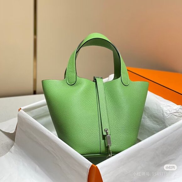 Classic Hermes Bag: A Stylish and Versatile Choice for Elegance - Picture 4 of 4